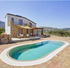 4 bedroom villa with pool, Castellammare del Golfo, sleeps 8-9